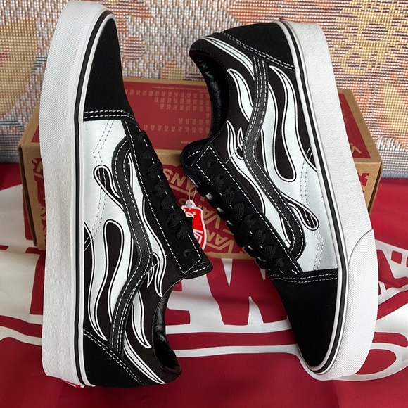 Vans WMNS Old Skool
(Flame) Black/White
VN0A38G1K68
Sneakers - Picture 12 of 16